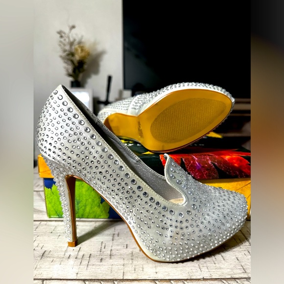 ♥️Silver Bedazzled Closed Toe Heels - Picture 3 of 4